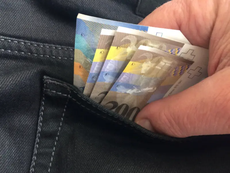 Geld_aus_der_Tasche_ziehen.jpg