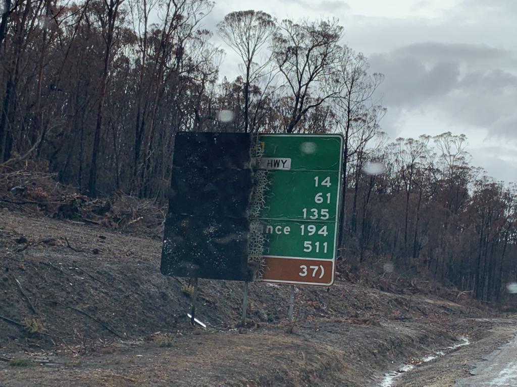 Strassenschild auf dem Princess Highway an der  Grenze von New South Wales zu ^ Victoria