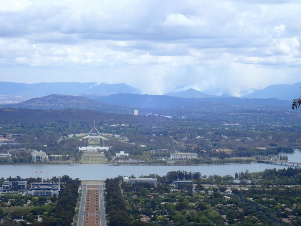 Rauchschwaden ca. 30 km südöstlich von Canberra. Im Mittelgrund: Parlamentsgebäude